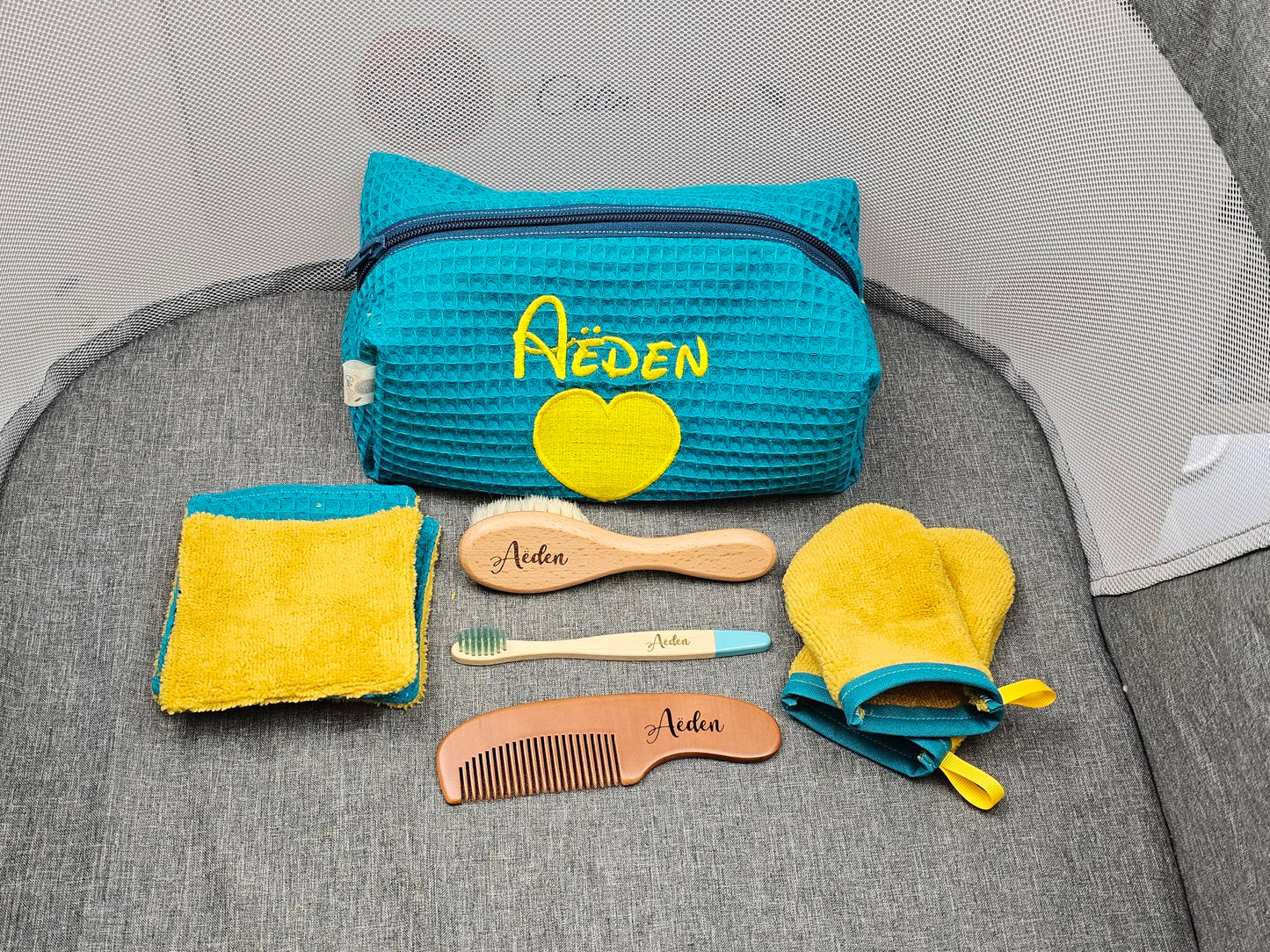 Trousse de toilette + Peigne et Brosse + Brosse à dents + Lingettes et Gants | A Personnaliser - Calincaline.be