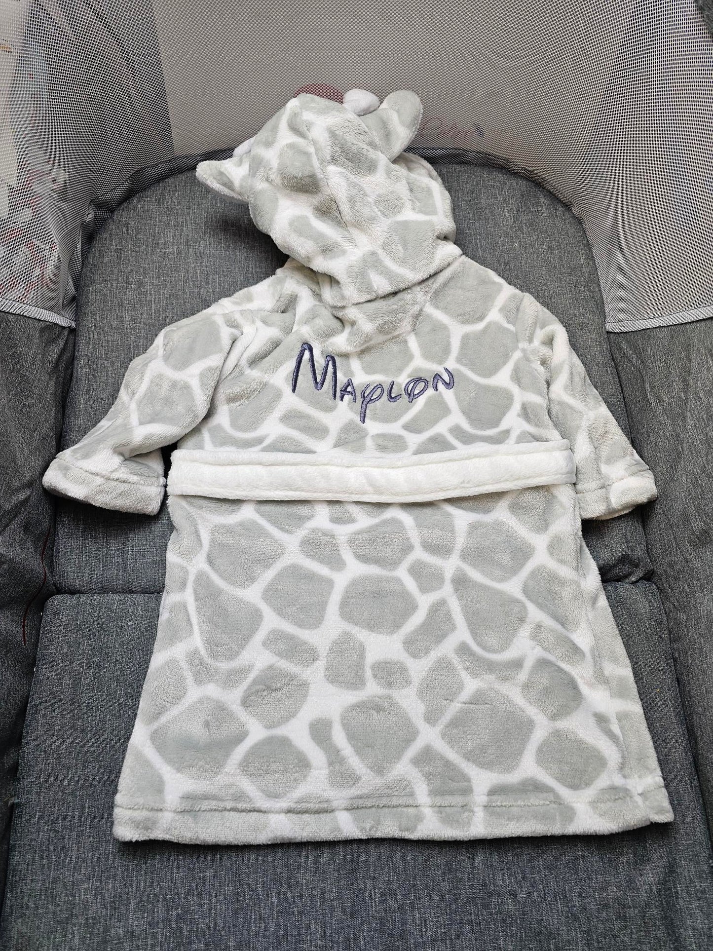 Peignoir bébé girafe personnalisé | Avec prénom brodé | 3 tailles - Calincaline.be
