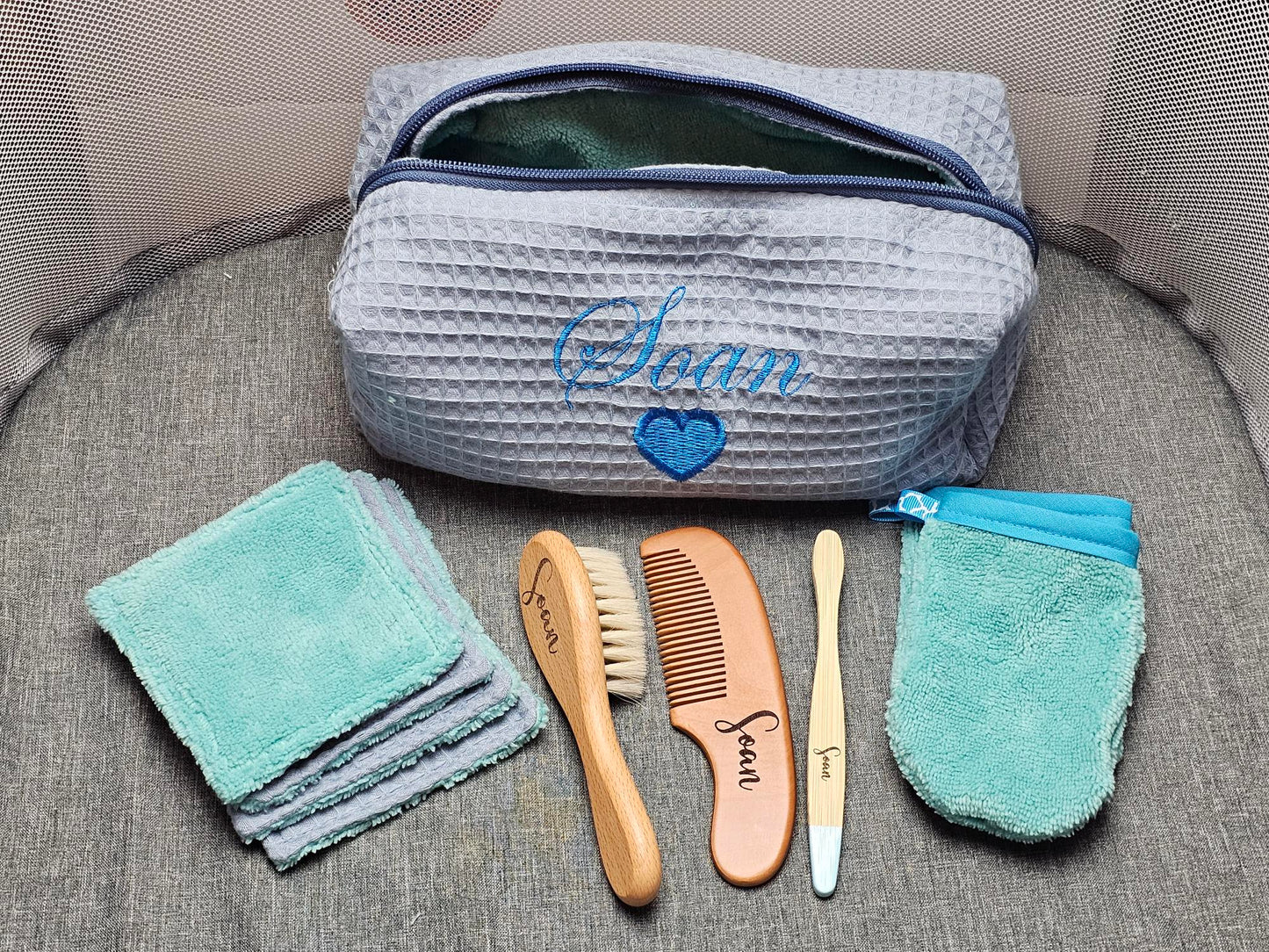 Trousse de toilette + Peigne et Brosse + Brosse à dents + Lingettes et Gants | A Personnaliser