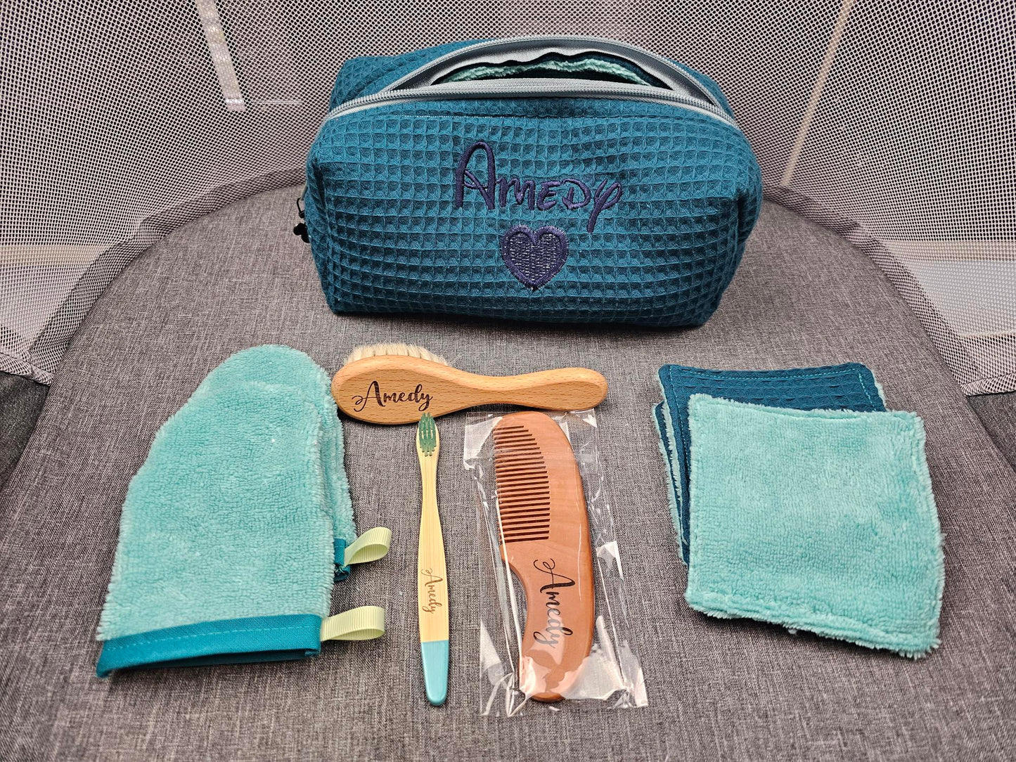 Trousse de toilette + Peigne et Brosse + Brosse à dents + Lingettes et Gants | A Personnaliser