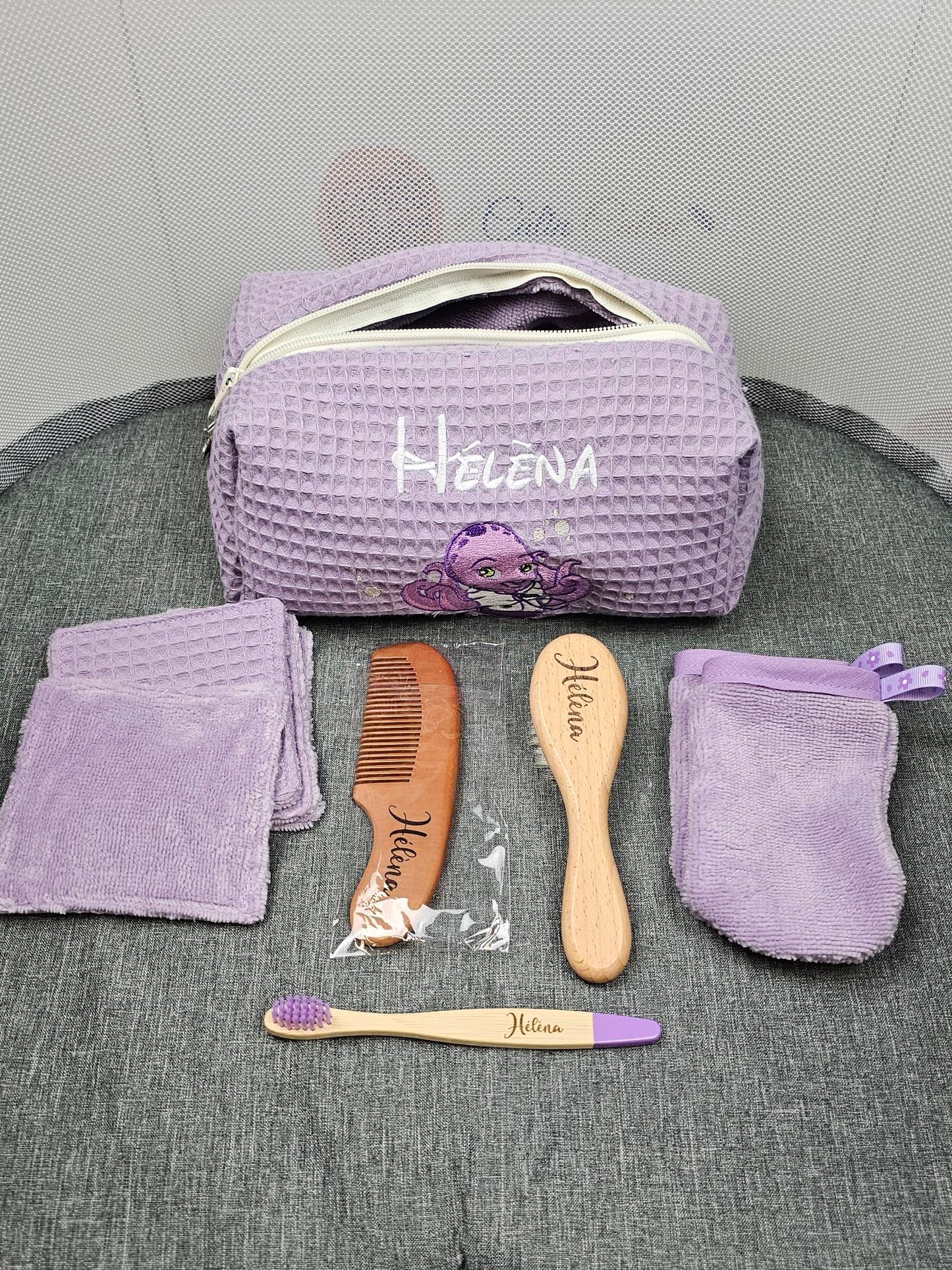 Trousse de toilette + Peigne et Brosse + Brosse à dents + Lingettes et Gants | A Personnaliser