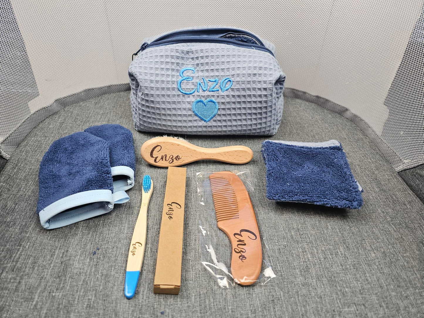 Trousse de toilette + Peigne et Brosse + Brosse à dents + Lingettes et Gants | A Personnaliser - Calincaline.be