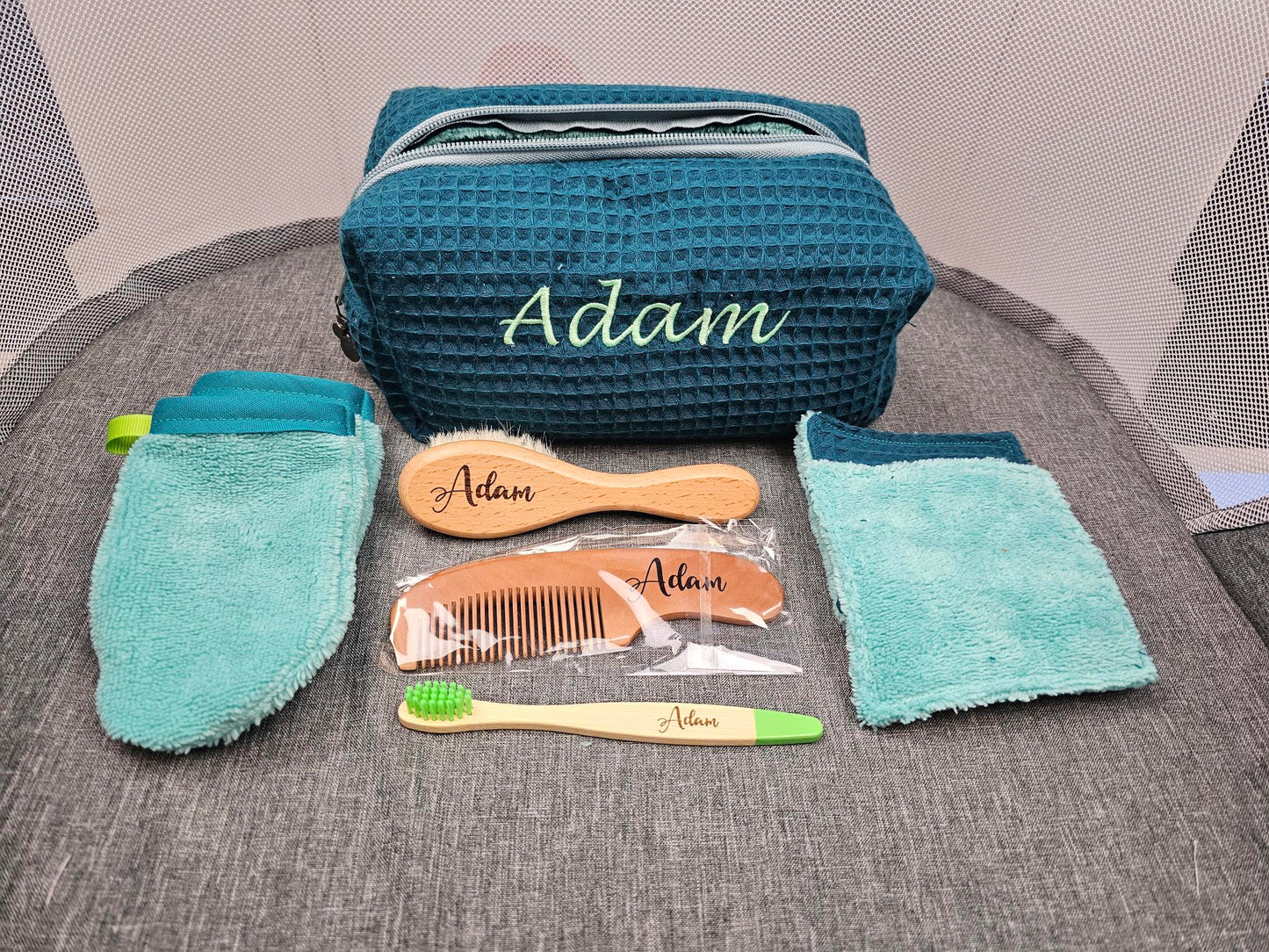 Trousse de toilette + Peigne et Brosse + Brosse à dents + Lingettes et Gants | A Personnaliser - Calincaline.be