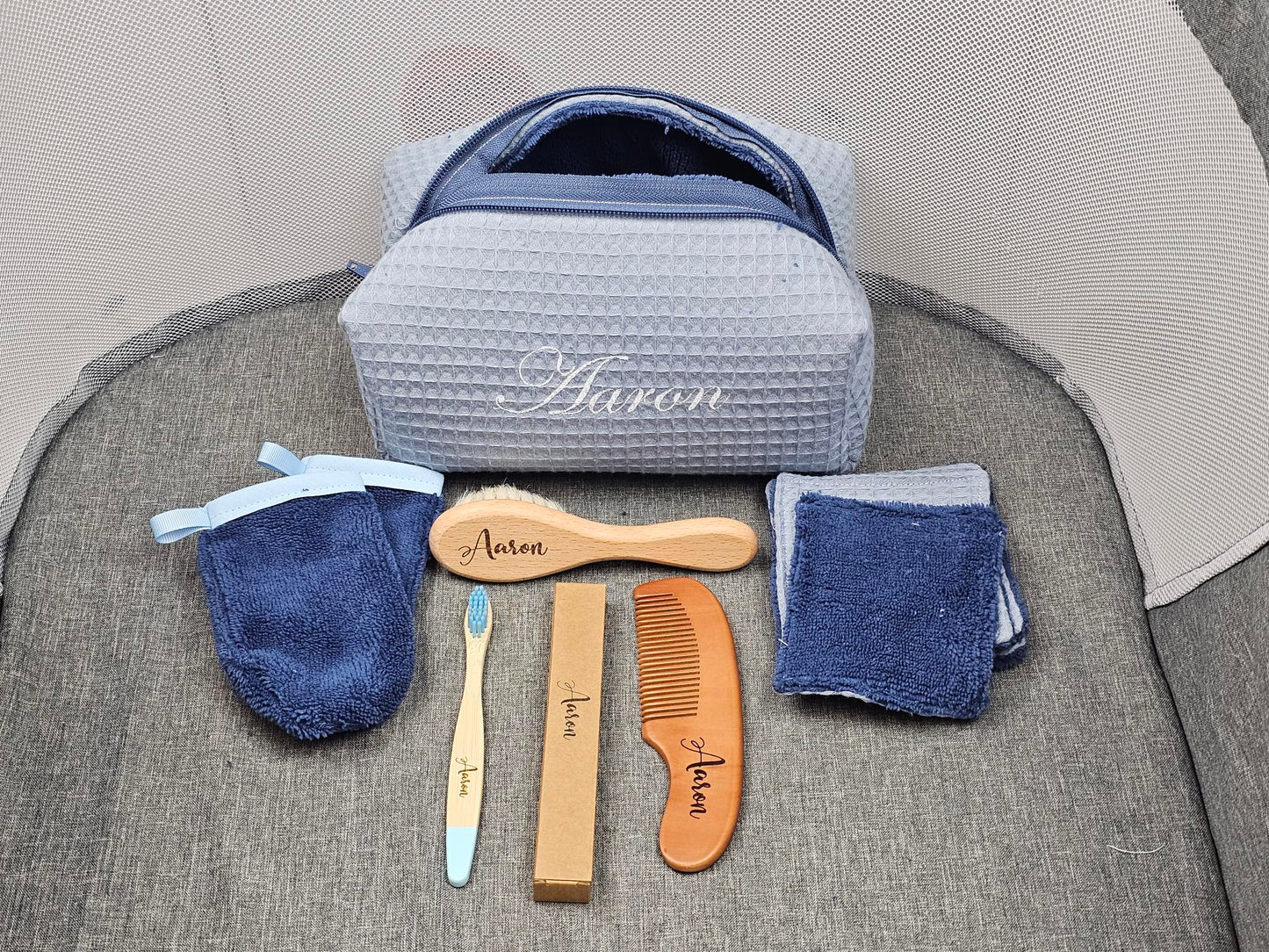 Trousse de toilette + Peigne et Brosse + Brosse à dents + Lingettes et Gants | A Personnaliser - Calincaline.be