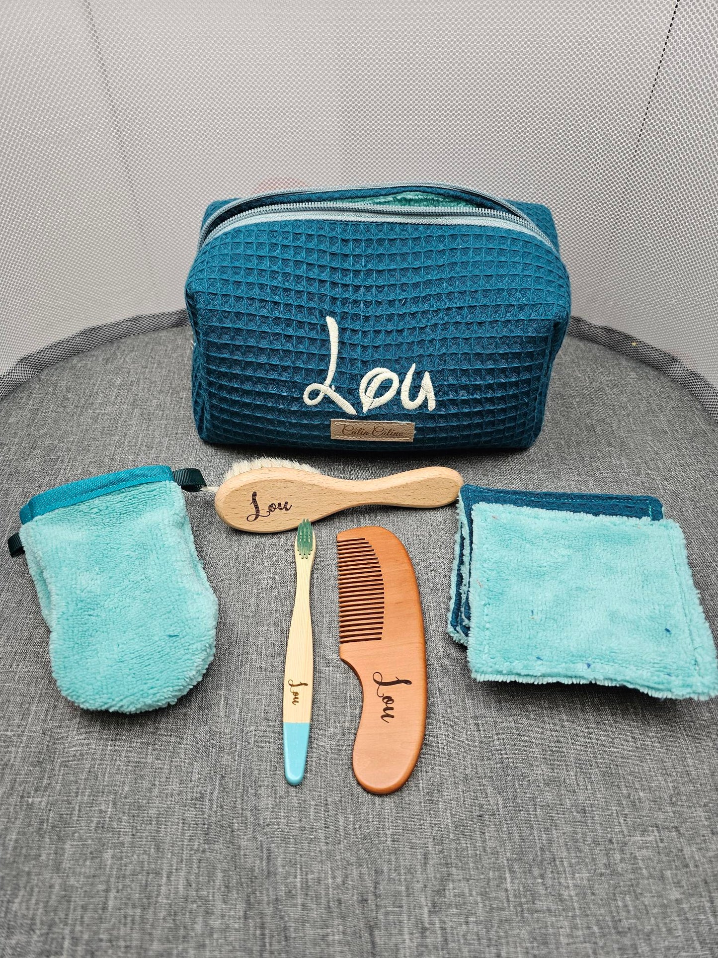 Trousse de toilette enfant personnalisée avec accessoires gravés