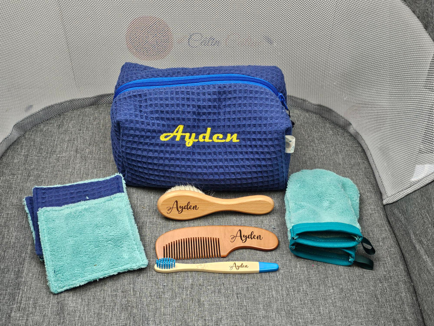 Trousse de toilette enfant personnalisée avec accessoires gravés