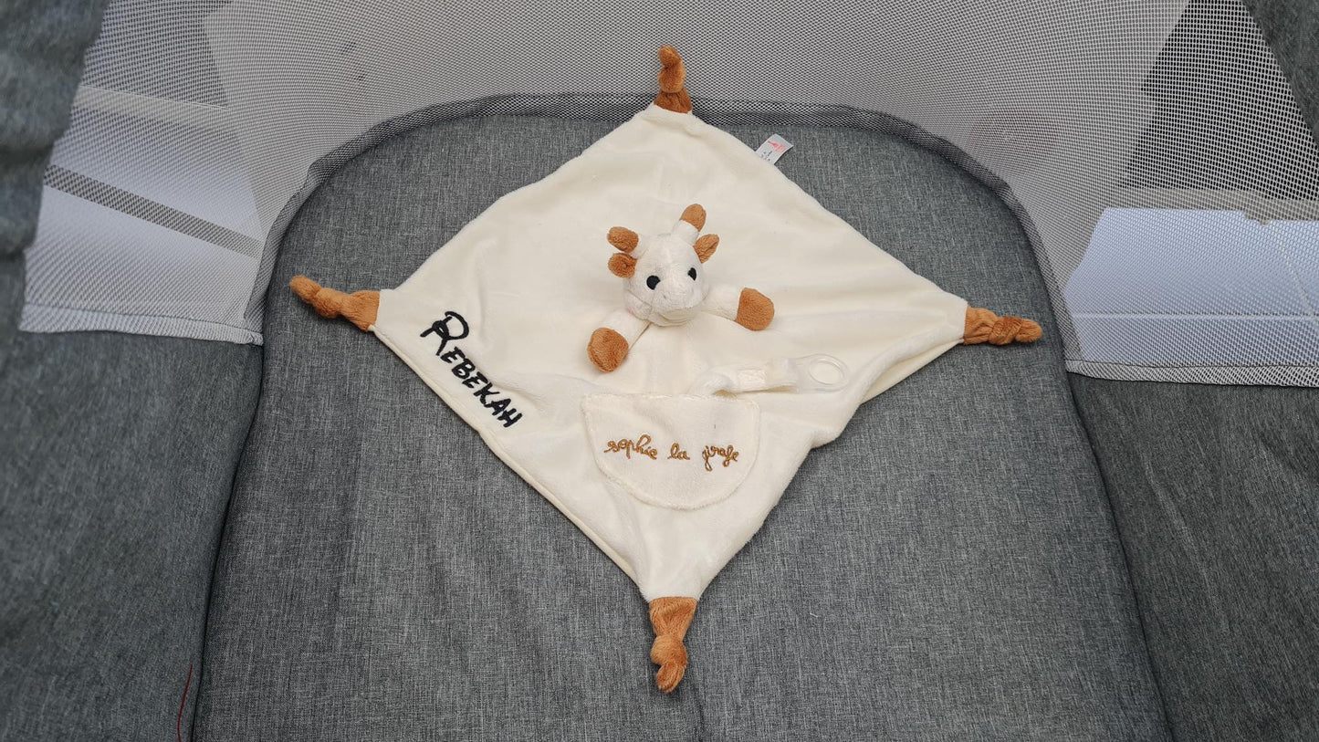 Doudou Sophie la Girafe avec Attache Sucette - Personnalisé avec prénom - Calincaline.be