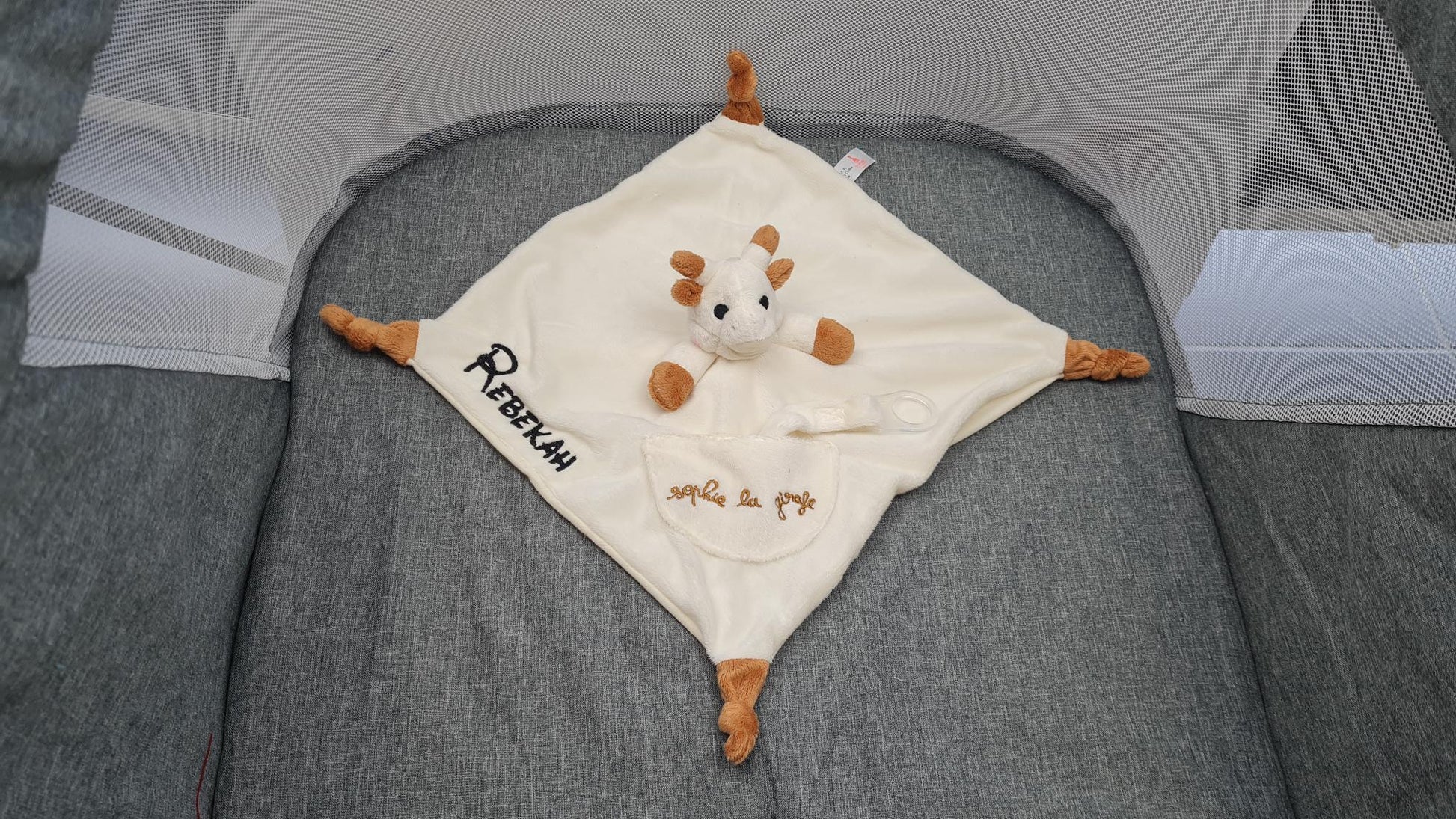 Doudou Sophie la Girafe avec Attache Sucette - Personnalisé avec prénom - Calincaline.be