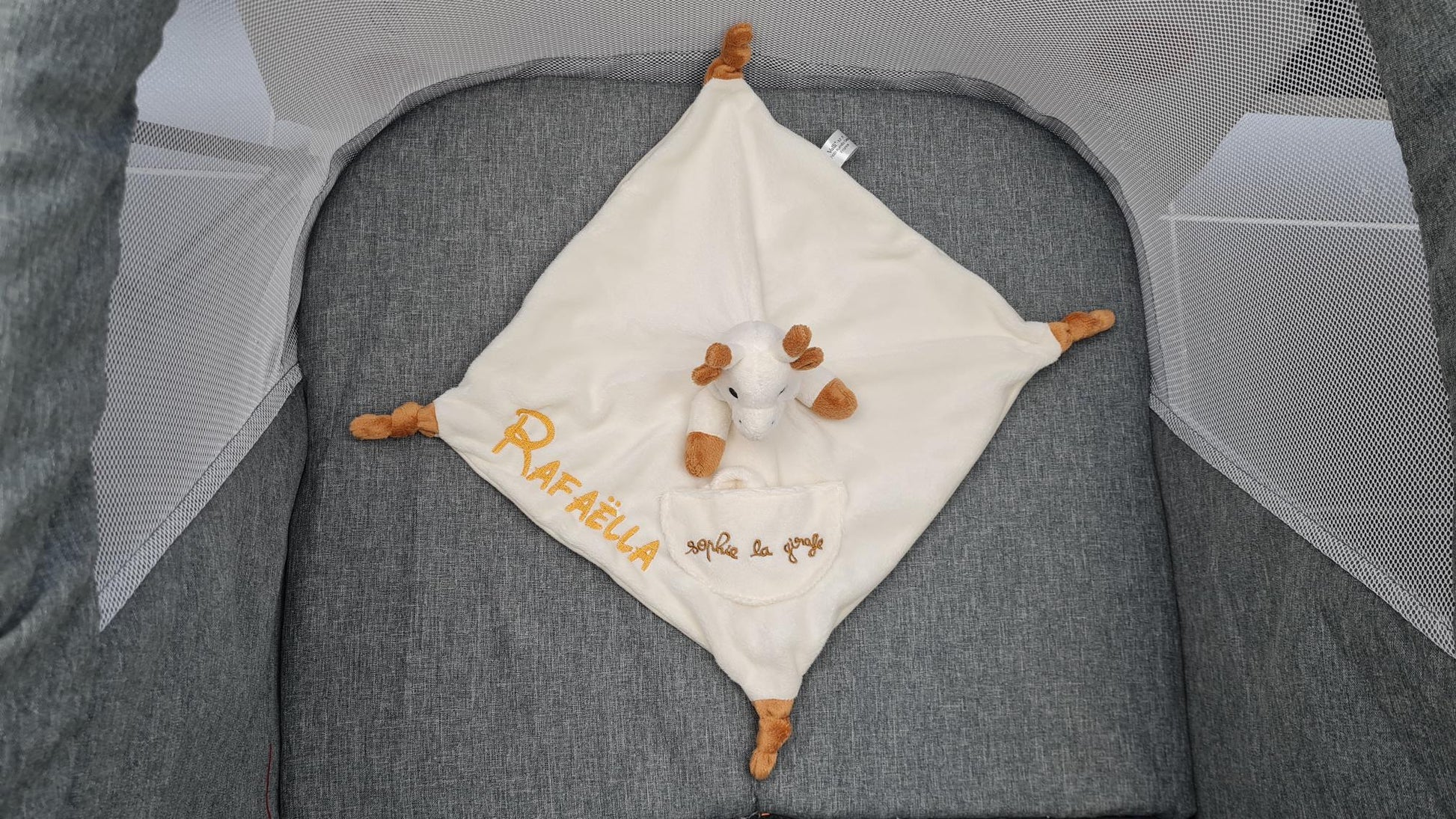 Doudou Sophie la Girafe avec Attache Sucette - Personnalisé avec prénom - Calincaline.be