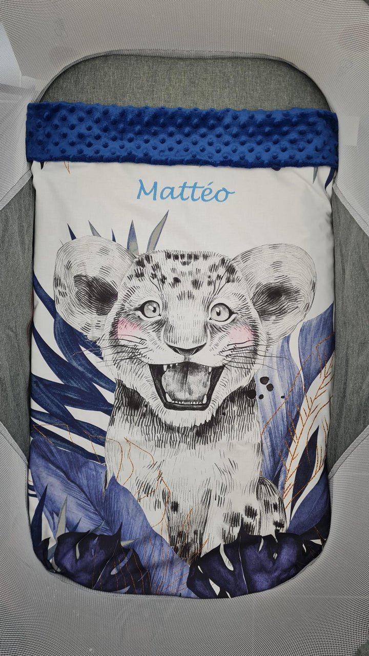 Couverture Plaid Bébé Lionceau Bleu | 70cm x 95cm | Couleur minky au choix - Calincaline.be