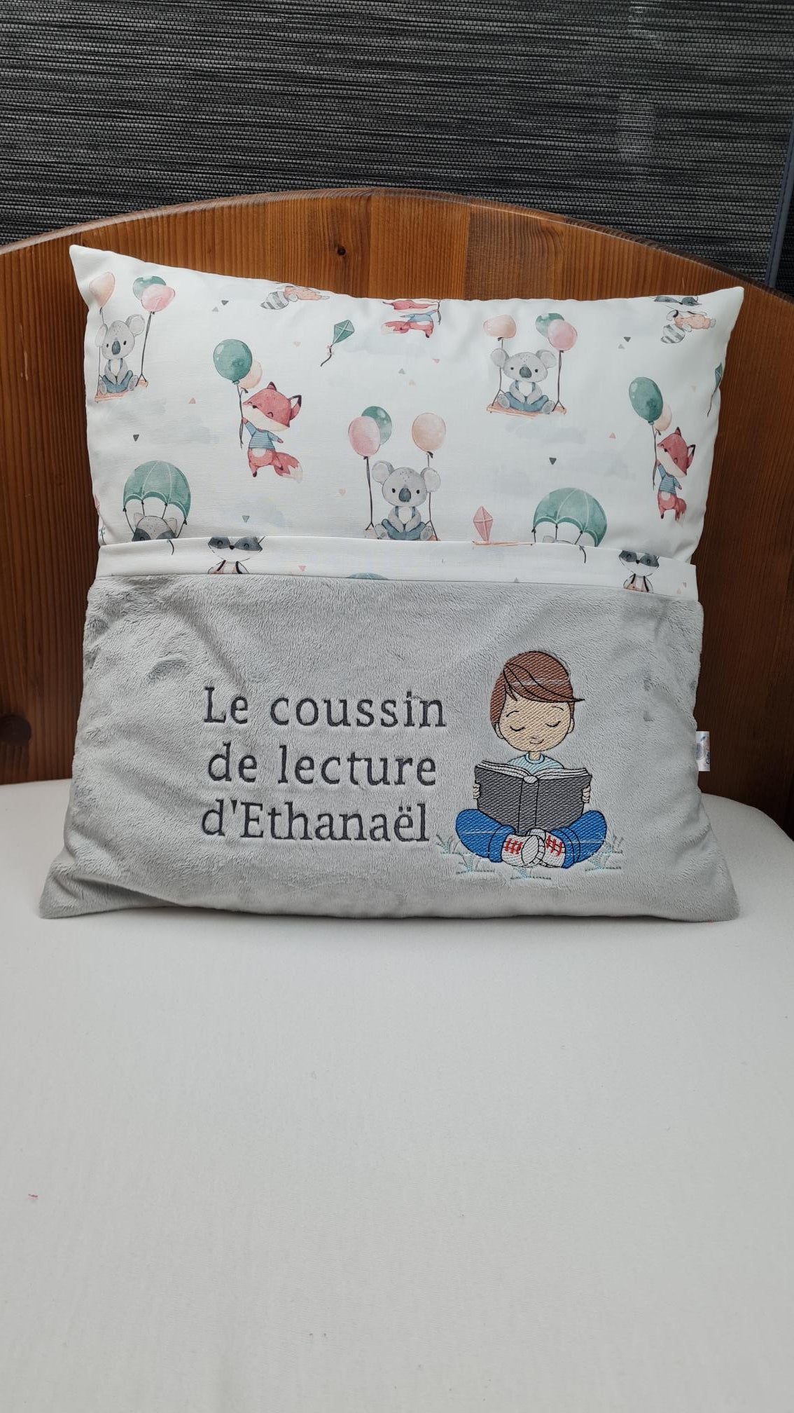 Créez Votre Coussin de Lecture Avec Prénom Brodé | 45cm x 45cm | Garçon