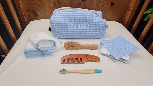 Créez Votre Trousse de Toilette Personnalisée | Peigne Brosse Lingettes inclus | Garçon