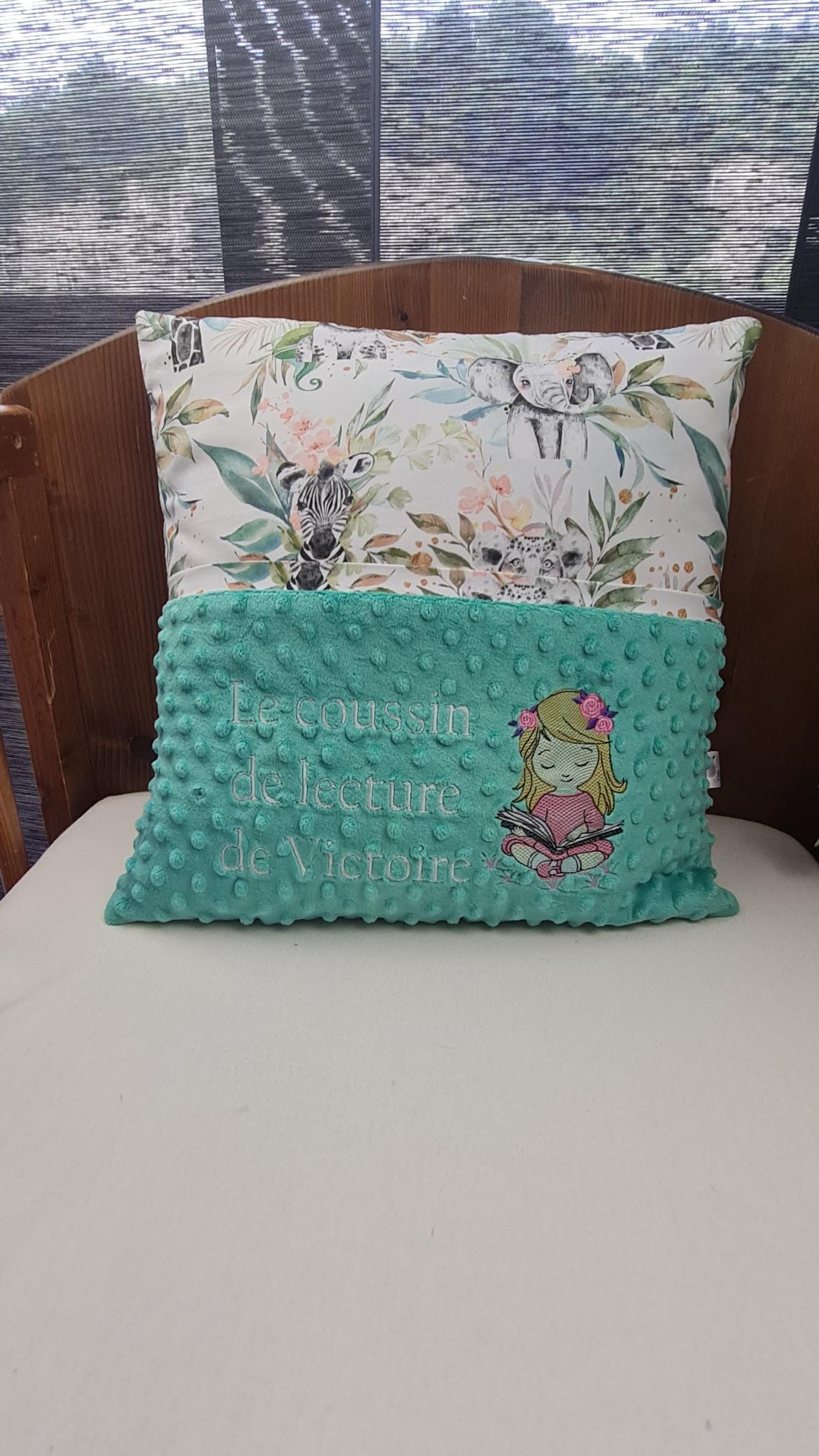 Créez Votre Coussin de Lecture Avec Prénom Brodé | 45cm x 45cm | Fille - Calincaline.be