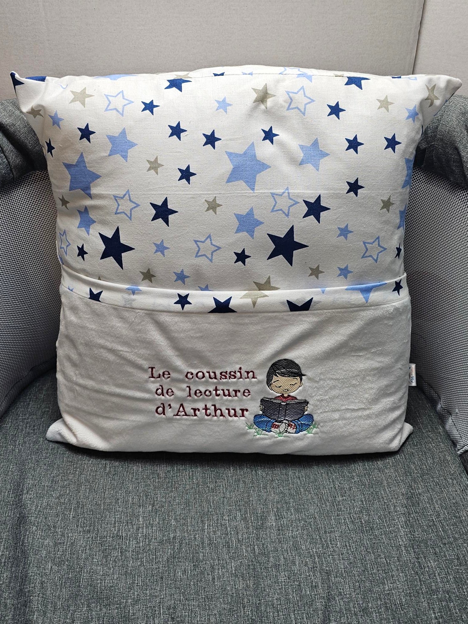 Créez Votre Coussin de Lecture Avec Prénom Brodé | 45cm x 45cm | Garçon