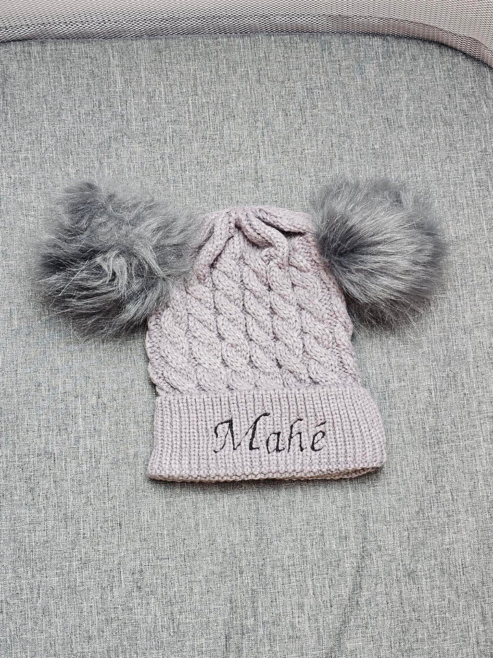 Bonnet Bébé Gris Personnalisé Avec Pompons | 3-24 mois - Calincaline.be