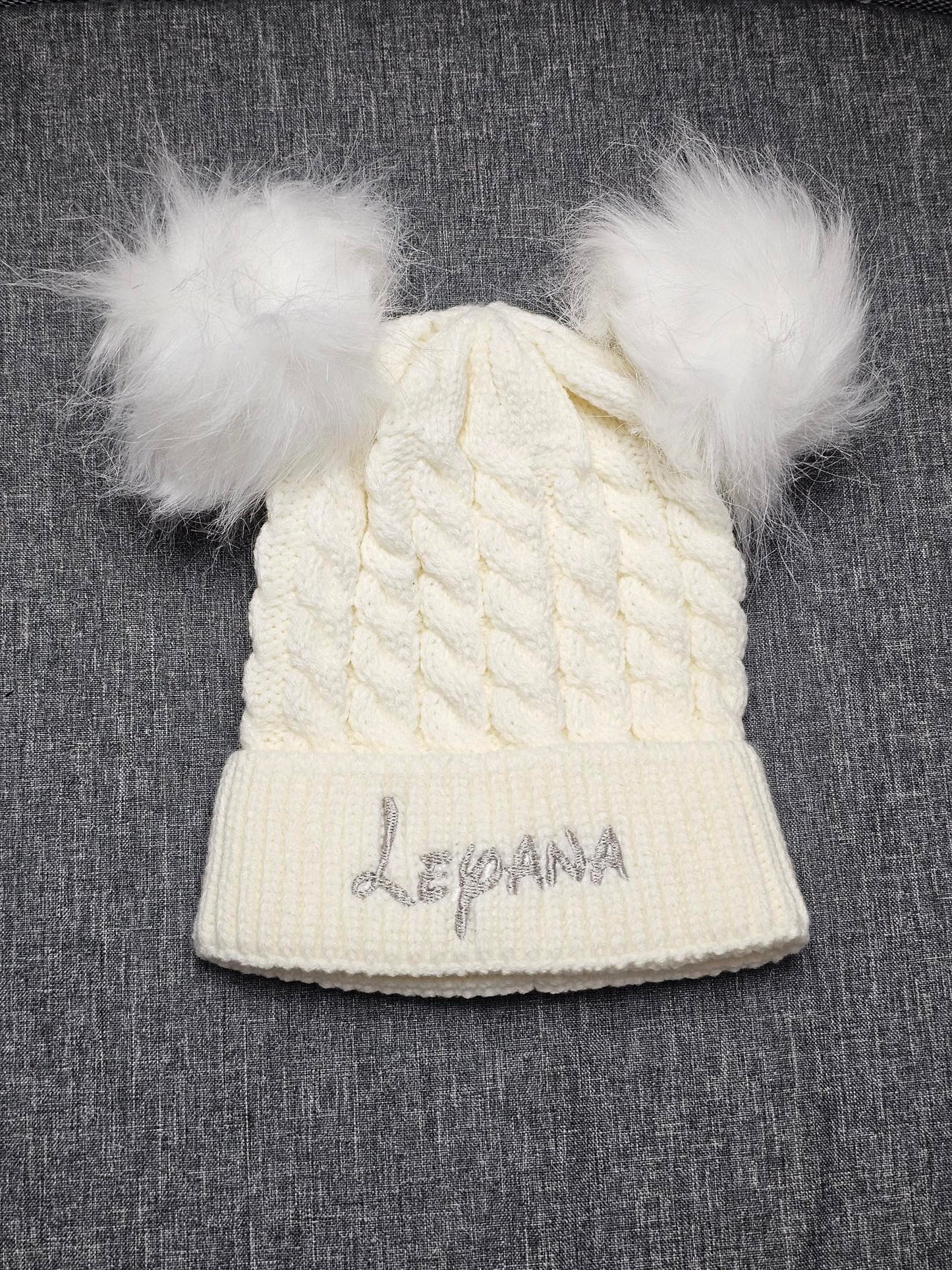 Bonnet Bébé Blanc Personnalisé Avec Pompons | 3-24 mois - Calincaline.be
