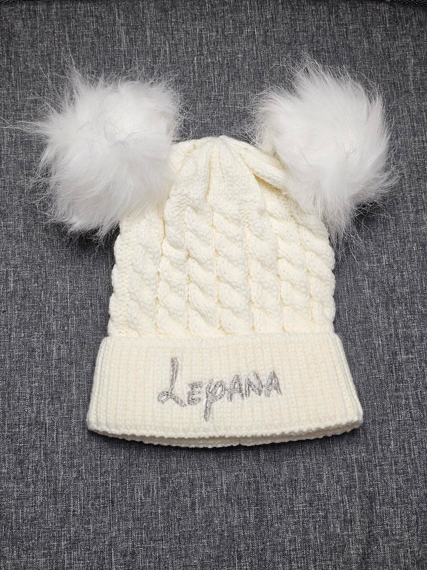 Bonnet Bébé Blanc Personnalisé Avec Pompons | 3-24 mois - Calincaline.be