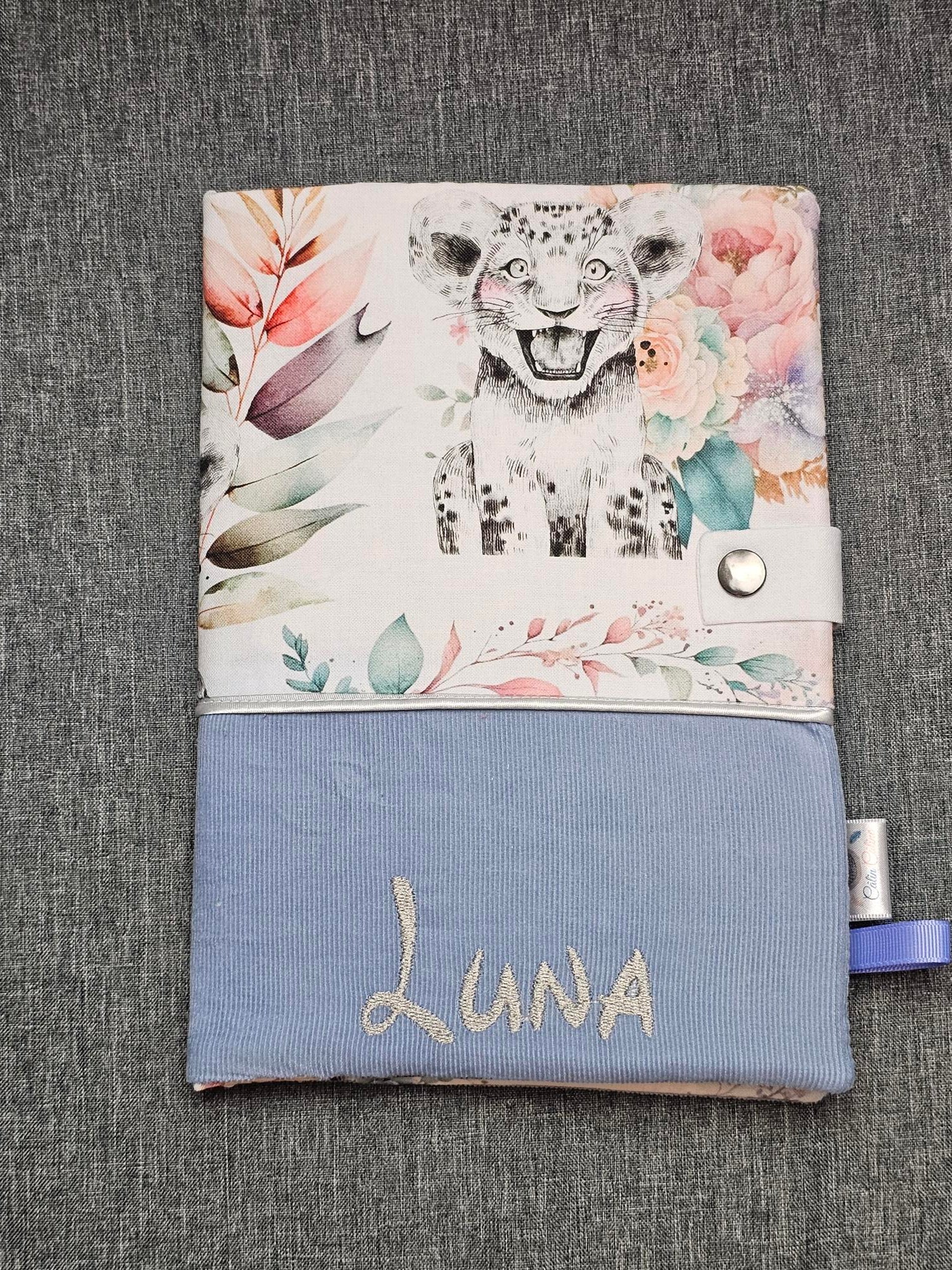 Protège Carnet -Vuli- Personnalisé | Velours et Coton Premium - Calincaline.be