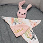 Doudou Lapin Câlin Fille avec prénom brodé | A personnaliser - Calincaline.be