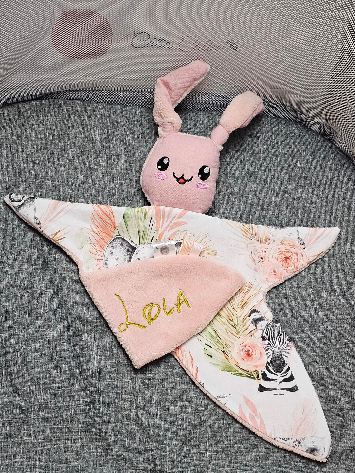 Doudou Lapin Câlin Fille avec prénom brodé | A personnaliser - Calincaline.be