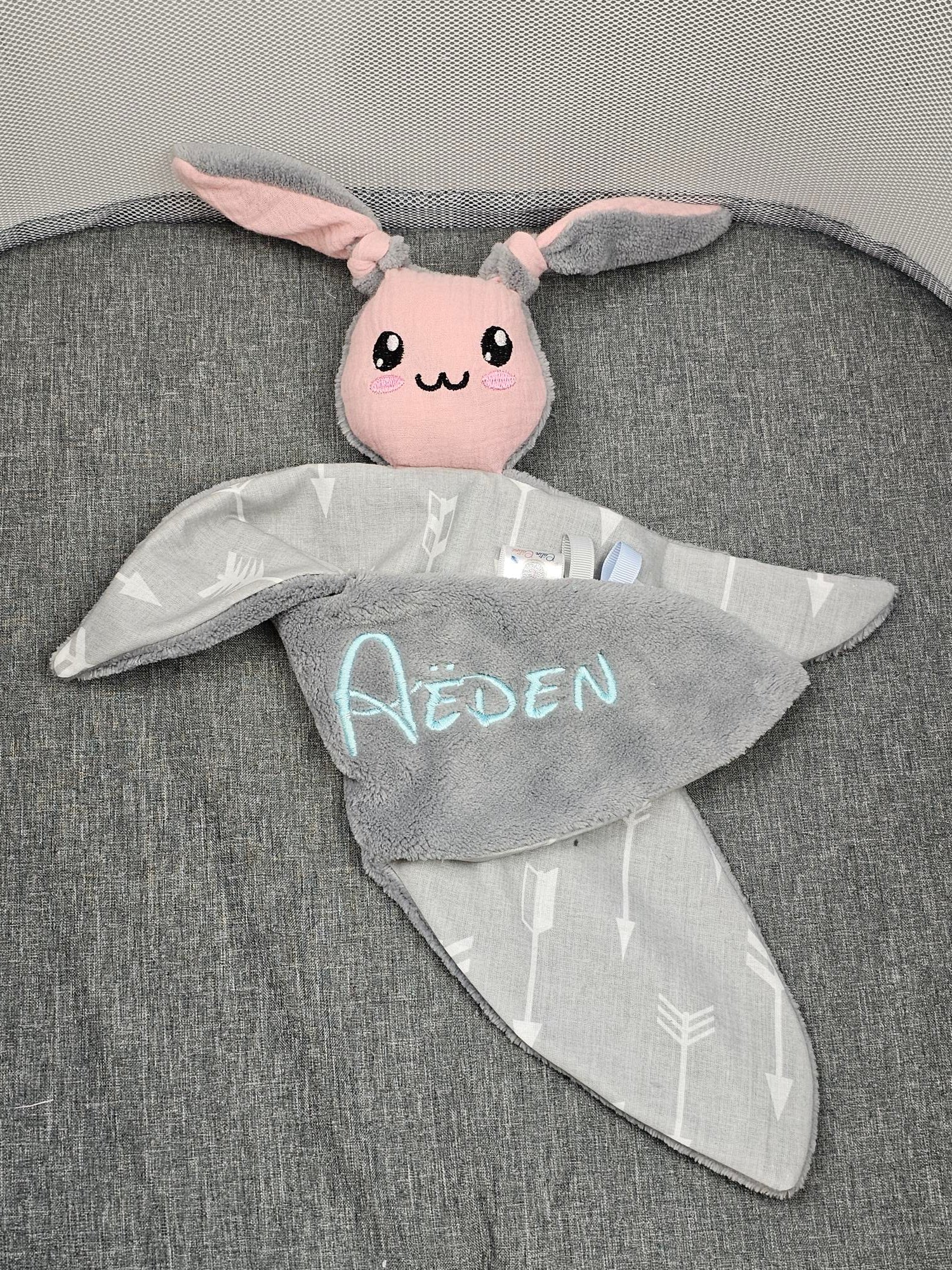 Créez Votre Doudou Lapin Câlin | Garçon | Avec prénom brodé - Calincaline.be
