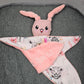 Doudou Lapin Câlin Fille avec prénom brodé | A personnaliser - Calincaline.be