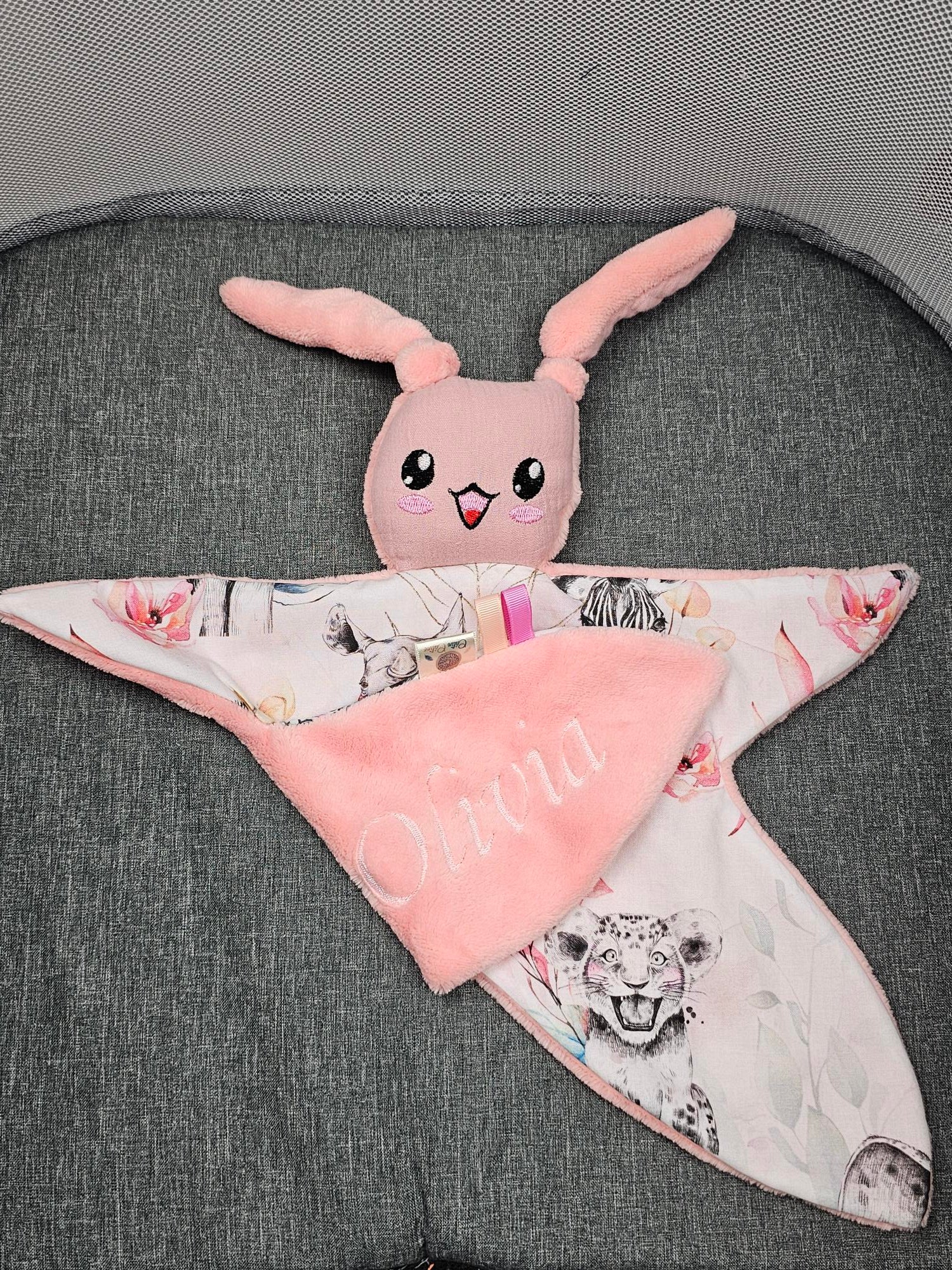 Doudou Lapin Câlin Fille avec prénom brodé | A personnaliser - Calincaline.be
