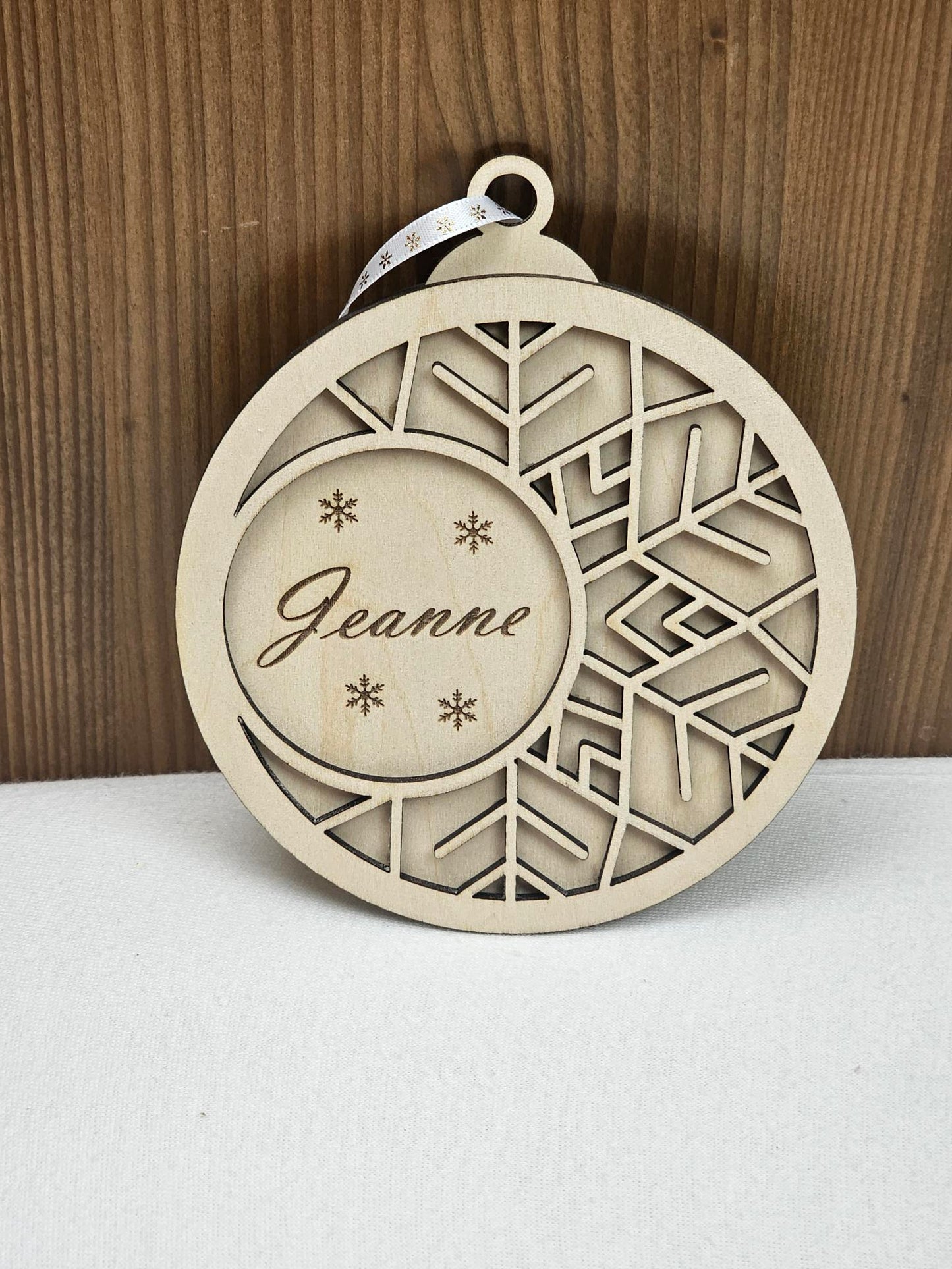 Boule de Noël 2D Plate en Bois 11cm | Flocon Uni | Gravure Personnalisée