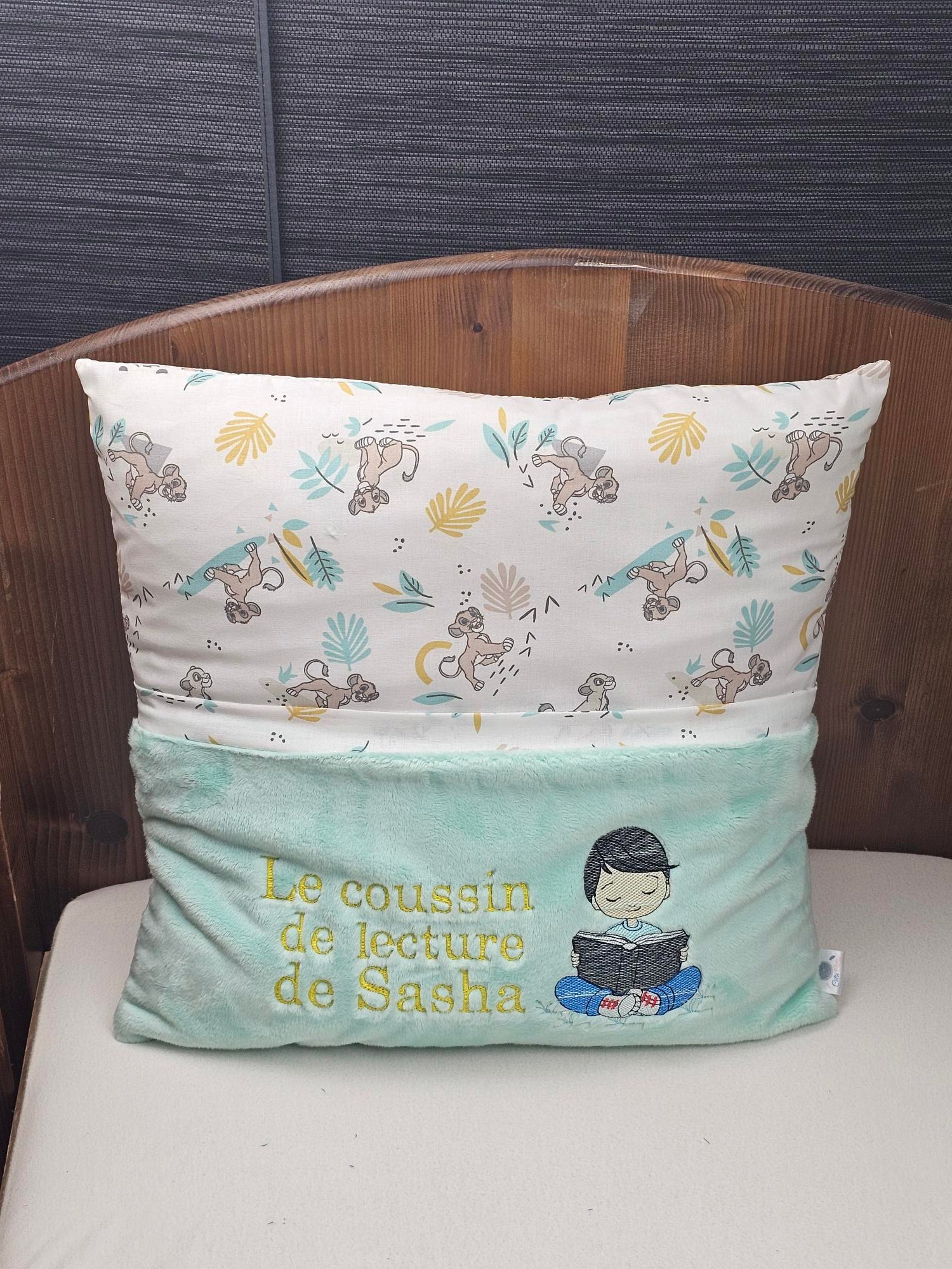 Créez Votre Coussin de Lecture Avec Prénom Brodé | 45cm x 45cm | Garçon