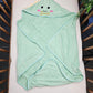 Cape de bain Dinosaure Vert Menthe 0-3 ans | 80cm x 80cm | Prénom Brodé