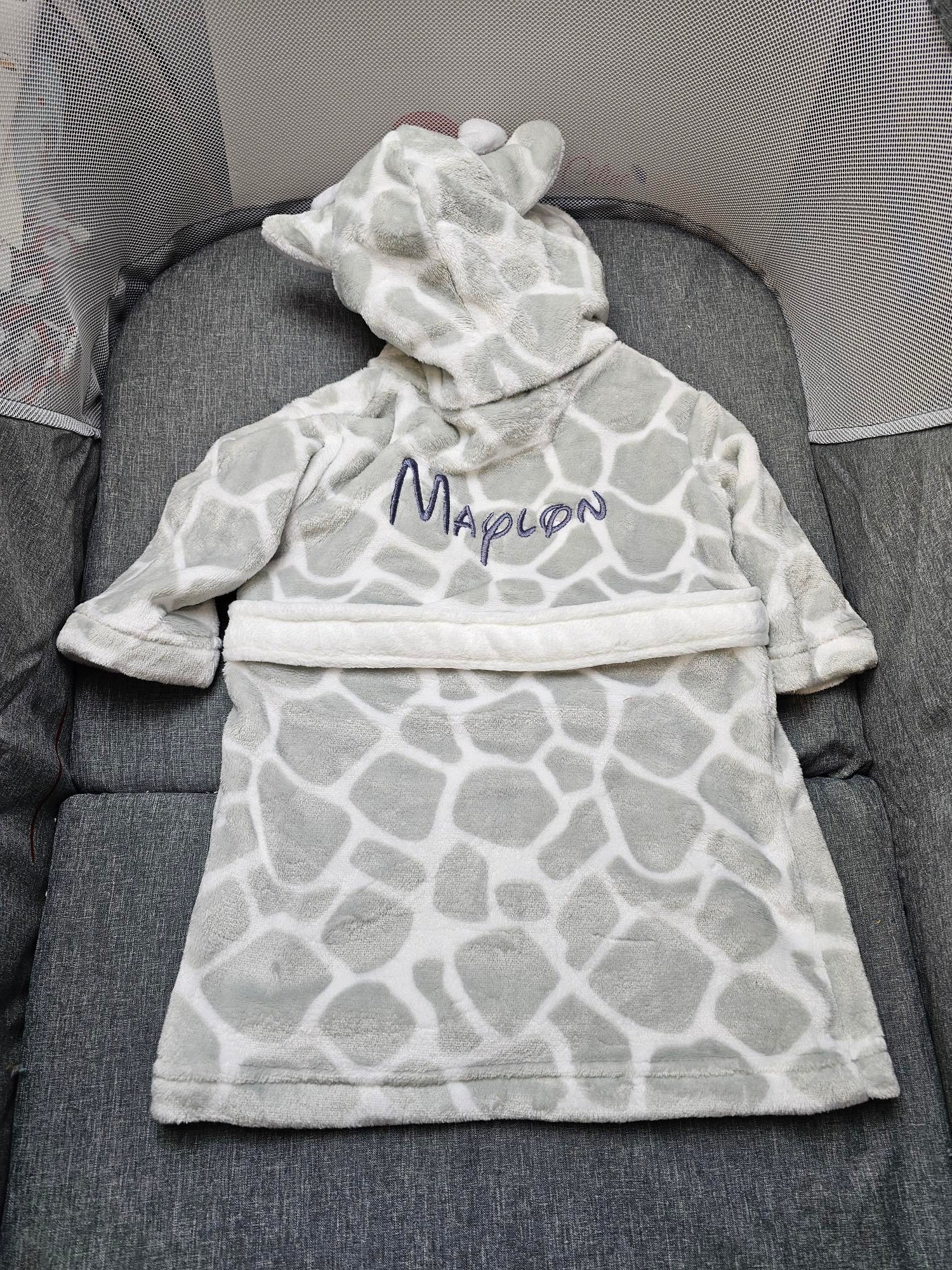 Peignoir bébé girafe personnalisé | Avec prénom brodé | 3 tailles - Calincaline.be