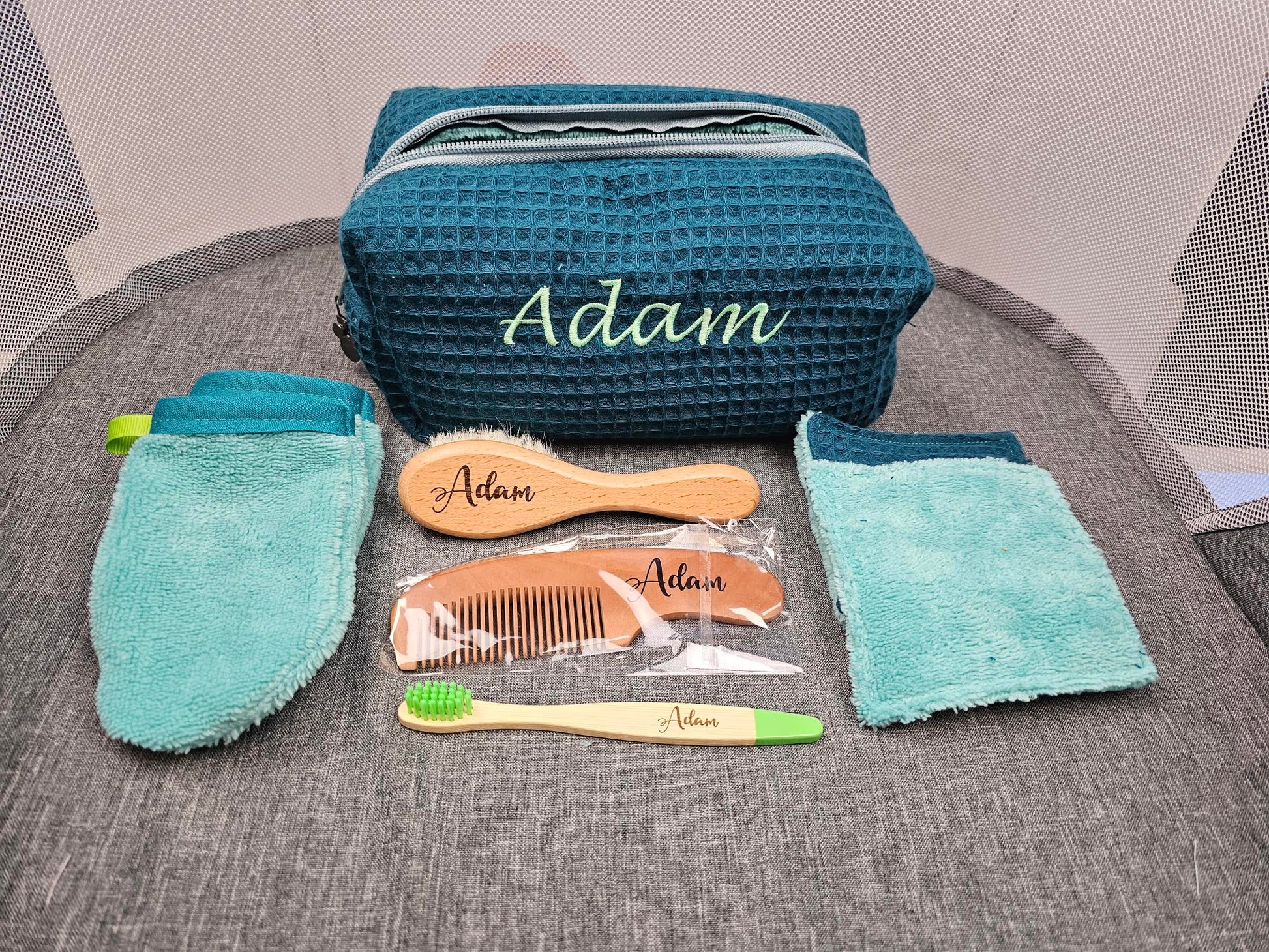 Trousse de toilette + Peigne et Brosse + Brosse à dents + Lingettes et Gants | A Personnaliser - Calincaline.be