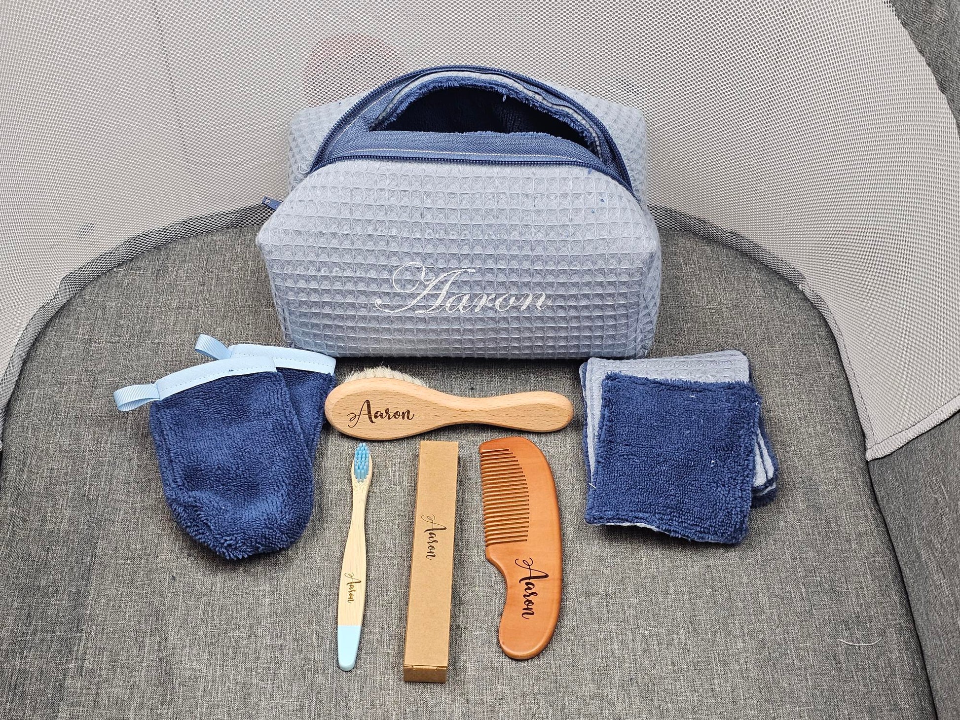 Trousse de toilette + Peigne et Brosse + Brosse à dents + Lingettes et Gants | A Personnaliser - Calincaline.be