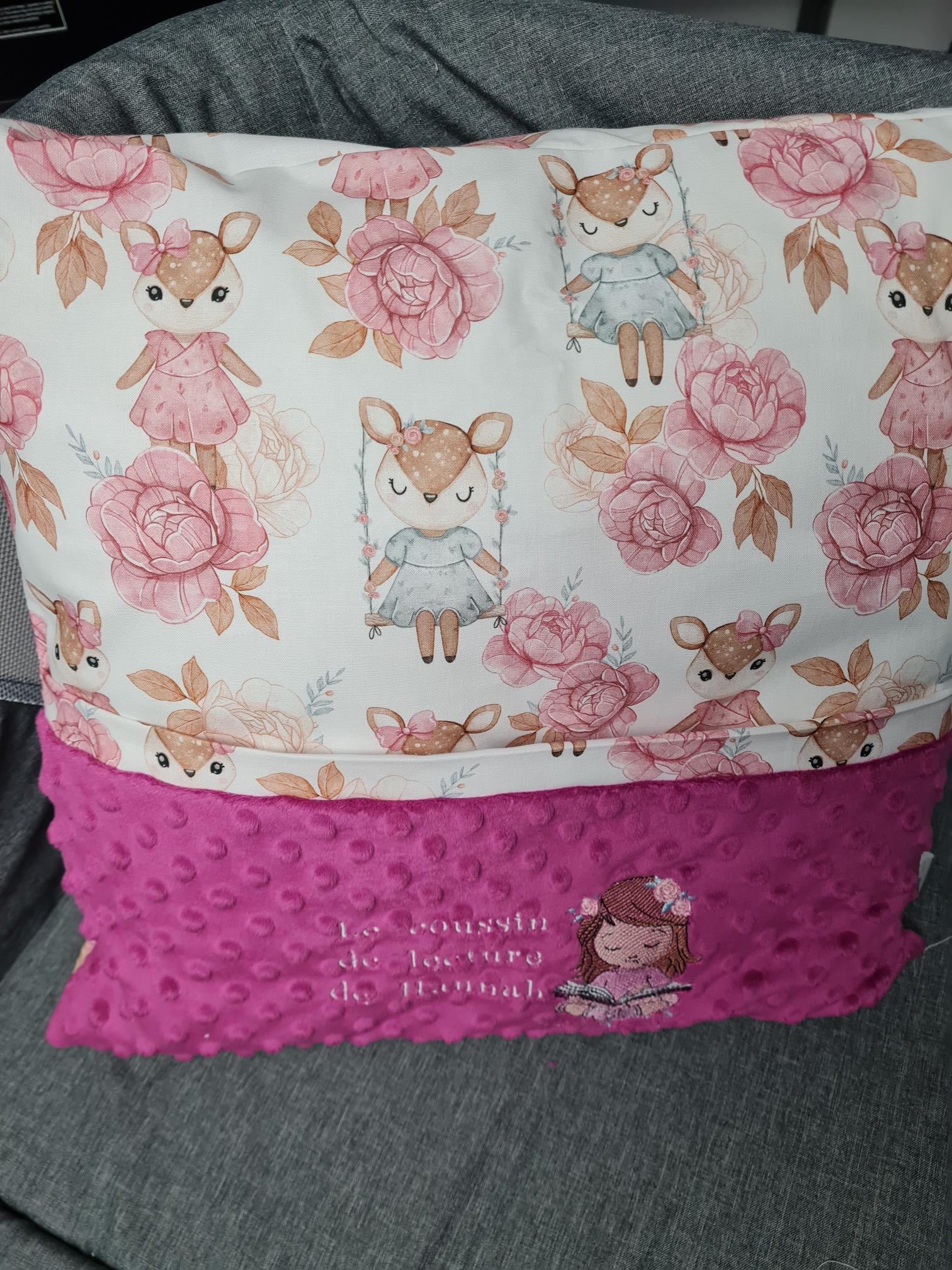 Coussin de lecture fille personnalisé
