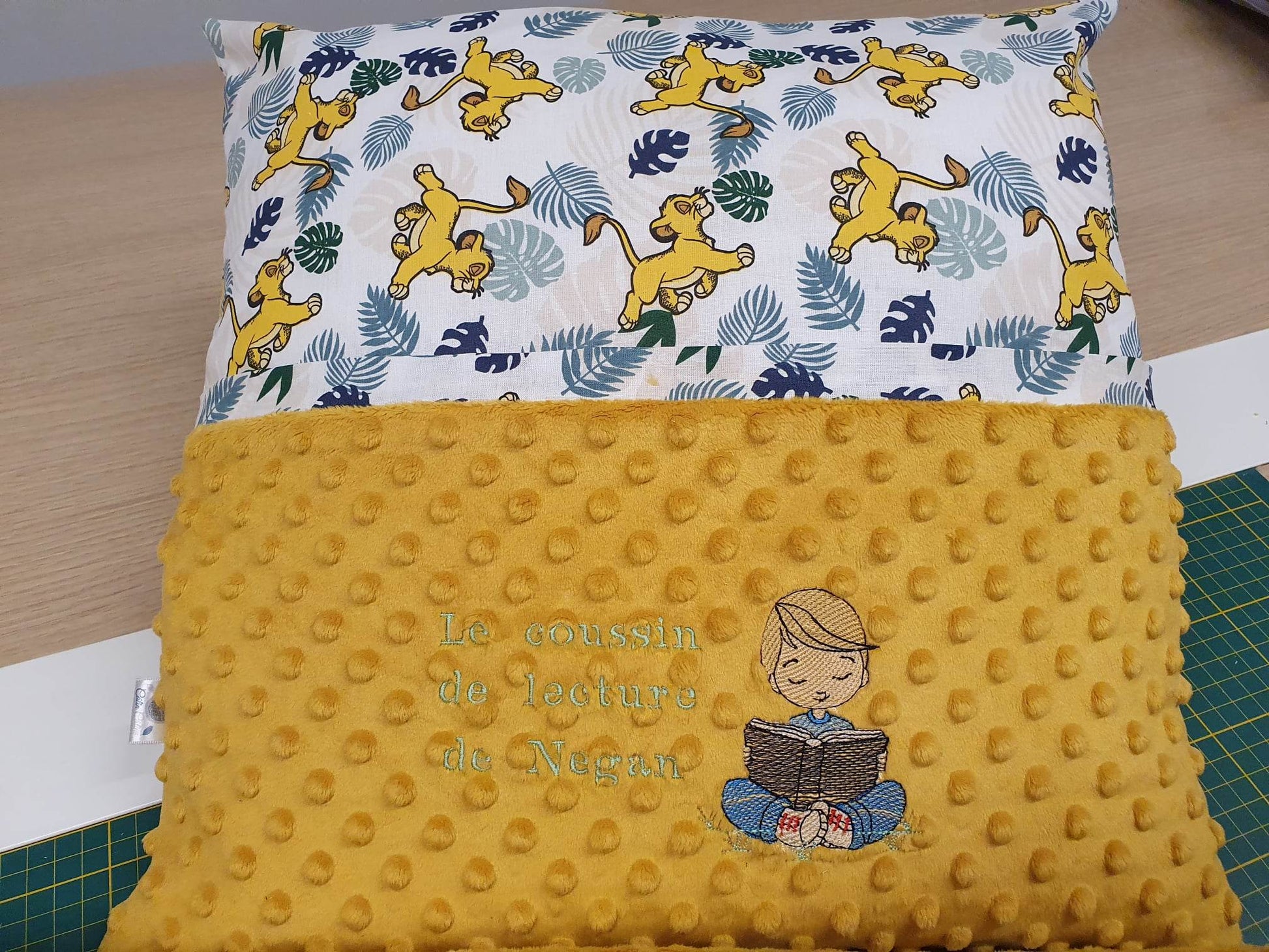 Coussin de lecture garçon personnalisé - Calincaline.be