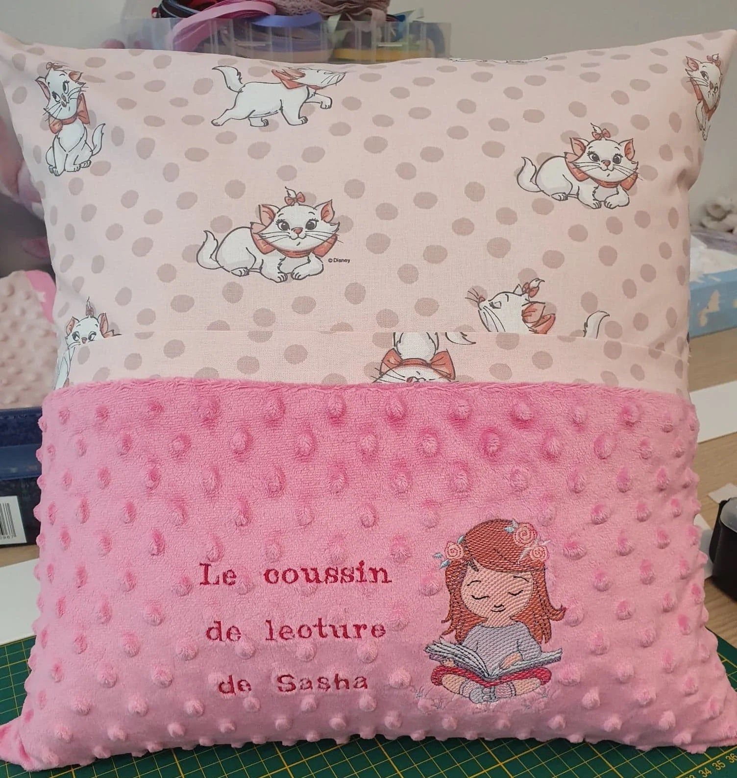 Coussin de lecture fille personnalisé